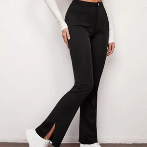Svarta byxor - Jätte fina svarta byxor från shein. Inte alls shein kvalitet utan mer som gina tricot verkligen bra kvalitet dom sitter as fint. Kom privat för verkliga bilder då jag lånade bilderna från hemsidan. Säljer för 100 plus frakt som kostar 59
