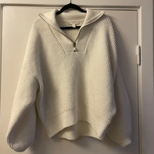 Stickad vit tröja hm - Super fin stickad vit tröja från hm som inte kommer till användning. Storlek M. Knappt använd. Frakt tillkommer 