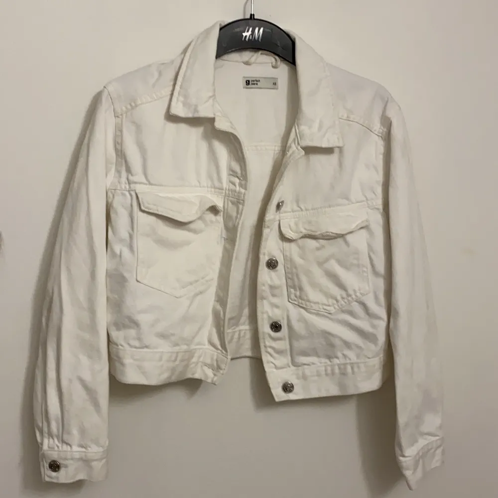 En vit jeans jacka i strl XS sitter även som S från Gina tricot. Använd några gånger . Jackor.