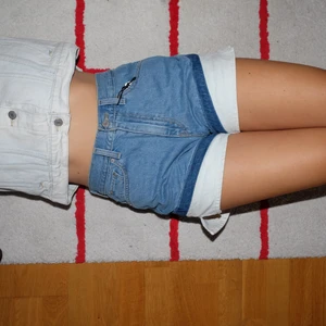 Levi’s jeansshorts - Skitsnygga ”mom shorts” från Levi’s. Helt oanvända, lappen sitter kvar. 