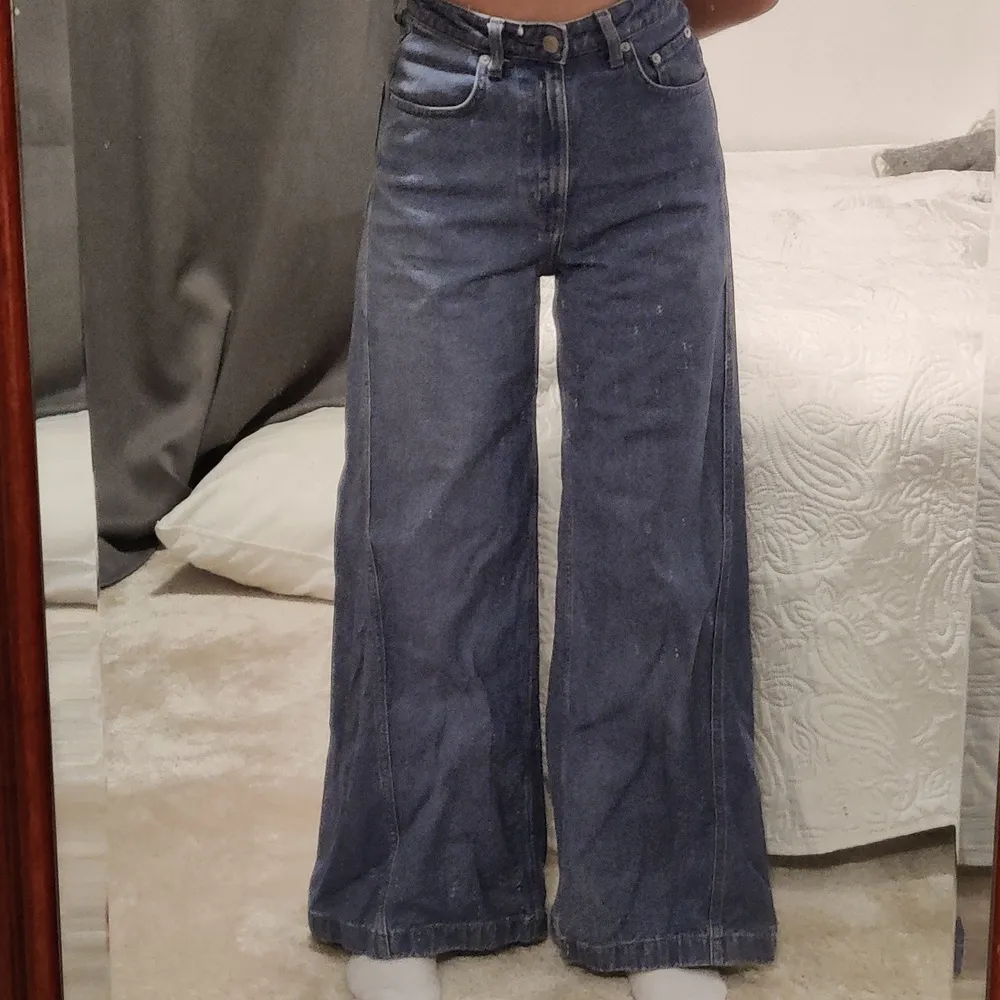Världens snyggaste blåa vida jeans!!💙 Säljer pga att dom har blivit lite för små för mig🥲 Jättefint skick! Färgen är blåare och ljusare än bilden. Skulle säga att storleken är 34/XS. Frakt tillkommer, pris kan diskuteras.. Jeans & Byxor.