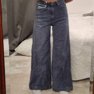 Världens snyggaste blåa vida jeans!!💙 Säljer pga att dom har blivit lite för små för mig🥲 Jättefint skick! Färgen är blåare och ljusare än bilden. Skulle säga att storleken är 34/XS. Frakt tillkommer, pris kan diskuteras.