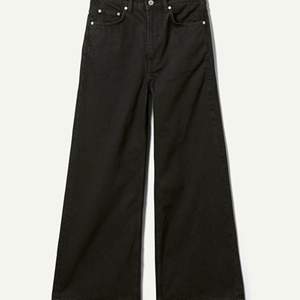 Svarta vida jeans från Weekday i modellen Ace. Storlek 29/32