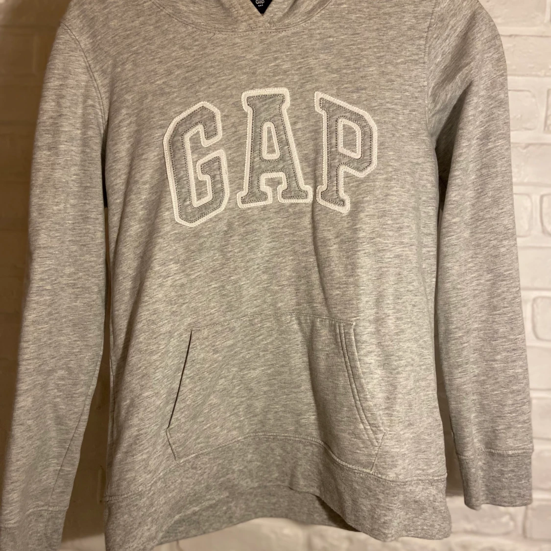 Grå gap hoddie