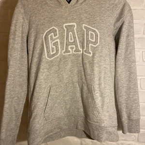 Grå gap hoddie  - Grå gap hoodie. I toppen skick använd en gång 