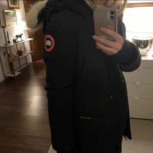 Canada Goose - Jacka - Säljer en mörkblå Canada Goose jacka med vit päls. Lite sönder i händerna, kan fixas. Passar perfekt på mig som är 165 cm. Säljs pga att den inte används längre. Nypris: 9000kr.