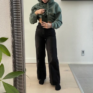 Svarta vida jeans - Säljer ett par favoritjeans då jag har växt ur dem. Väldigt skönt jeanstyg och smiter åt så man får en superfin figur! Är fortfarande i bra skick!! Storlek 32 från h&m. Frakt tillkommer på 66kr