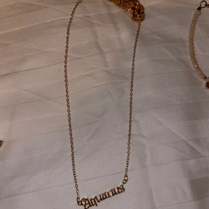 Aquarius halsband  - Jag är inte ens en aquarius fick bara den i present vilket jag inte ens vet för jag själv är en gemini därför väljer jag att sälja den. Har aldrig använt den och vet att den är från shein i färgen guld och är justerbar