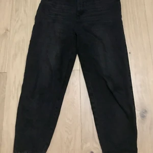 svarta byxor från h&m i strl 42 - snygga byxor från h&m i strl 42, sparsamt använda