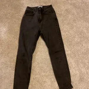 Mom jeans från NAKD i storlek 36