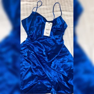 New ZARA dress size L - Fully new zara dress, size large but it works well for size M as it is tight fitted. Very nice bright blue colour. Original price is 399 sek, current price 349 sek 