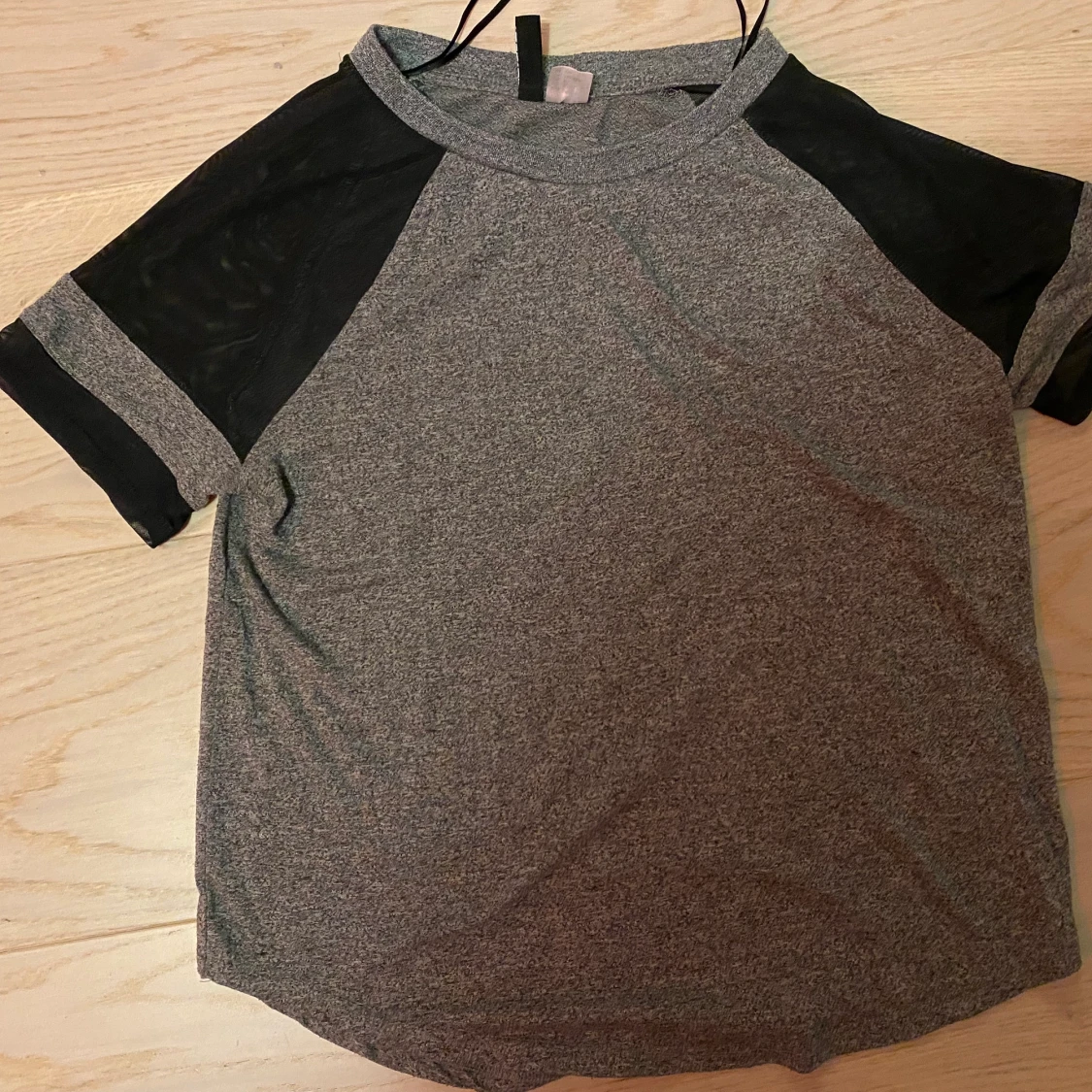 T-shirt från h&m med ”nätärmar” - 90