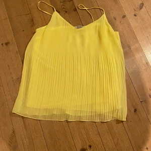 Gult linne hm - Gult fint linne lite flowy ej använd.