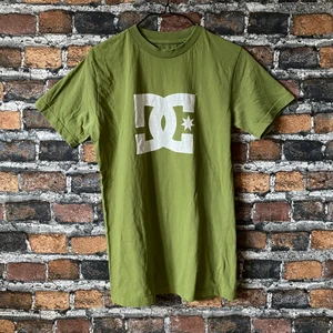 Y2k DC t-shirt - En snygg dc tröja i bra material. Säljes då den tyvärr är för liten för mig. Condition 7/10. True to size. För mått eller fler bilder kontakta mig!