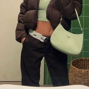 Dickies byxor - Säljer mina jätte snygga dickies pants, dem är i bra skick men säljer för att dem är för små för mig. Man kan ha dem uppvikta men även nedvikta för att visa den snygga dickies kanten. Har vanligtvis 38 i byxor och jag kan inte knäppa dem när dem är nedvikta så om man vill ha dem nedvikta rekomenderas en strlk under 38. 