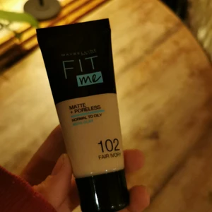 Foundation  - Foundation från maybelline i färgen 102. Aldrig öppnad (se bild). Nypris 100