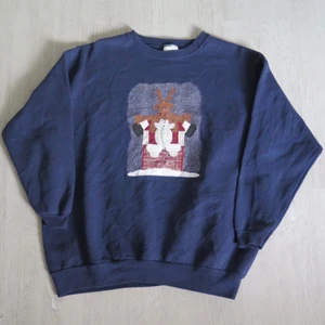 mörkblå sweatshirt - Mörkblå tröja med tryck på strl XL. Passar bra som oversize om man har mindre strl :) 66 kr spårbar frakt.  Skicka meddelande vid frågor/fler bilder!  Notera att små defekter kan finnas då den inte är ny. Större brister nämns tydligt i annonsen/visas på bild. OBS! Bud är bindande!!!!!!! 