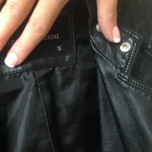 Svart skinnjacka - Tagit på mig denna flera gånger då jag älskat denna jackan, passar så bra, sann till sin storlek en helt enkel ball jacka 