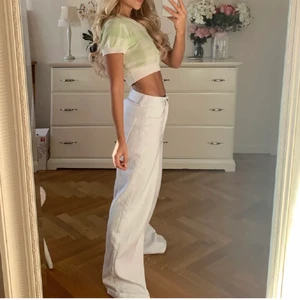 Lowwaisted jeans - Säljer såå snygga lowwaisted jeans aldrig använda! Passar någon lite kortare än 168cm med långa ben! Nypris 499kr