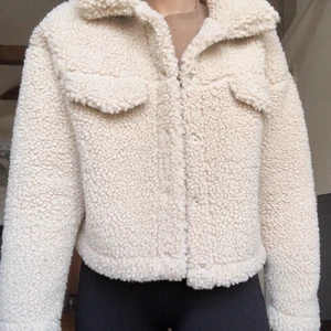 Teddyjacka - Säljer min teddyjacka från Gina Tricot stl M, perfekt om man är S och inte vill ha den för tajt. Superfint skick och jättemysig<3