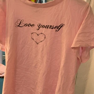 T-shirt  - Rosa tröja med svart text på 💕🖤😍😍