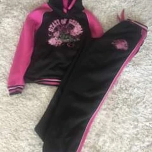 Mysdress sto 14, M - Fin dress som blivit förstor tröjan är som ny, byxorna lite noppriga insida lår men användbara iaf storlek 14 skulle säga 38/40 dvs M tröjan är nyskick den är snygg den glittrar 💕✨ ev frakt tillkommer 