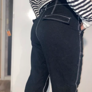 Jeans  - Jeans köpta på hm för ca 300kr. Använda 1 gång, bra skick. Bakfickorna är fake men väldigt stora och rymliga framfickor!