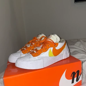 Nike x Sacai st 36 - Nike blazer low Sacai, storlek 36. I nyskick, knappt använda. 