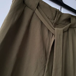 Baggy byxor från Gina Tricot stl 36 - Baggy byxor i olivgrön färg från Gina Tricot Storlek: 36 Skick: utan anmärkningar Pris: 150 kr 🤎