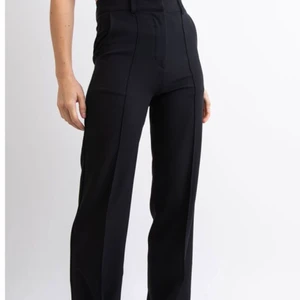 Kostymbyxor madlady  - Säljer mina kostymbyxor från madlady pga kommer inte till användning längre, längre ben i storleken och sitter bra på mig som är 1,67💞 köparen står för frakten! 