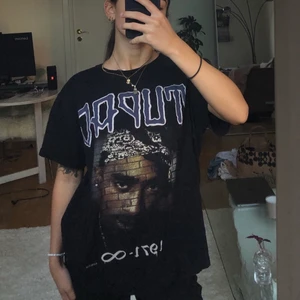 Tupac T-shirt - t-shirt med tupac tryck. Köpare står för frakt.💗