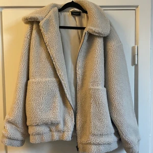 Teddy jacka - Perfekt Teddy jacka nu på hösten! I princip aldrig använd då jag har en annan Teddy jacka. Storlek Xl men passar mig i storlek m/l. Skit snygg oversize! Frakt tillkommer