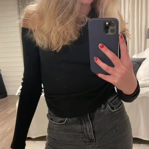 Tröja  - Fin svart tröja med hål vid axlarna från bik bok💗 använd ett fåtal gånger så som ny. Säljer då den inte används💗