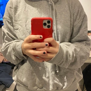 Grå hoodie - Vanlig grå hoodie från weekday