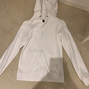 Vit zip up hoodie  - En helt vanlig zip up hoodie ingen fläck elr några andra smutsfläckar är aldrig använd.Frakten betalar man själv !! 