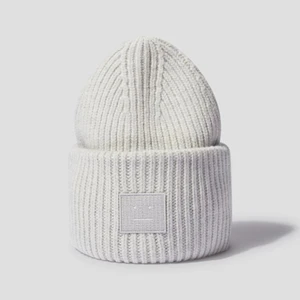 Acne mössa - Kollar intresset på min acne mössa i slutsåld färg. Köpt i acnes butik förra året. Bra skick, inte uttöjd och ser helt ny ut❤️