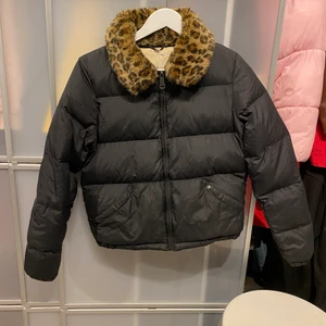 dunjacka från ralph lauren - cool dunjacka med leopardkrage från ralph lauren! köpte från sellpy men det passade inte på mig :(