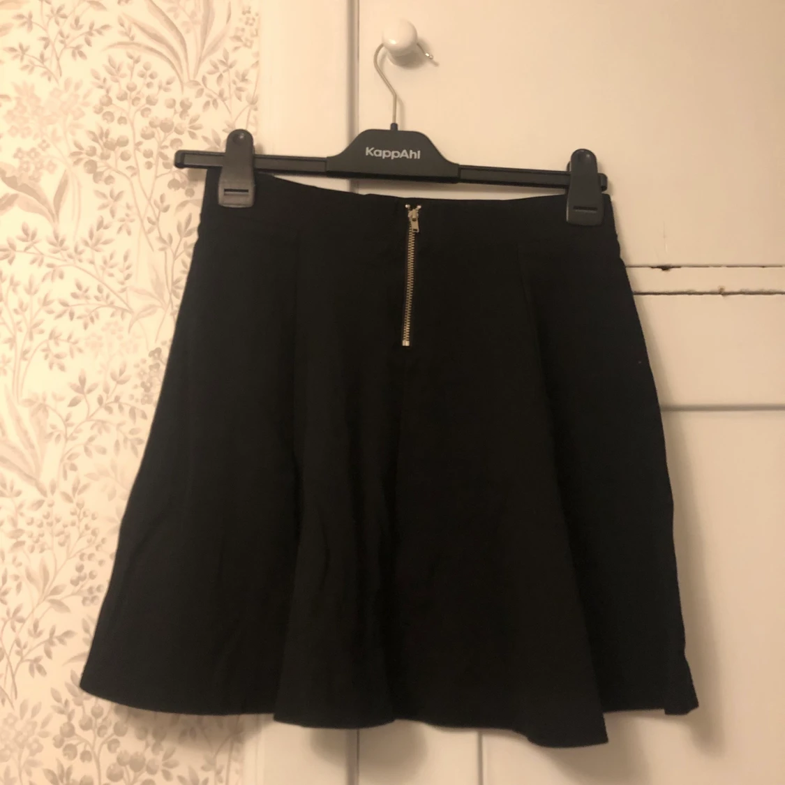 Gullig svart kjol från H&M - 90