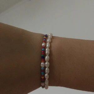 armband - säljer dessa armband på bilderna! Av små och sötvattenspärlor 🍬 justerbara ❤️‍🔥 alla armband på bilden säljs, kontakta vid intresse!