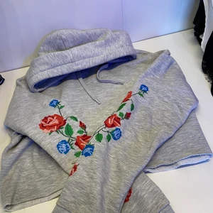 Grå hoodie - Jättefin, använd några gånger💕(frakt ingår inte. Hör gärna av dej om du är intresserad)