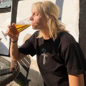 T-shirt ”MODERJORD” - Egendesignad och Handbroderad Vintage t-shirt