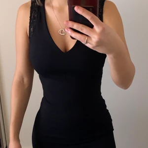 Svart klänning - En svart klänning som passar för roligare tillfällen. Jag har aldrig använt den då den är lite liten på mig.