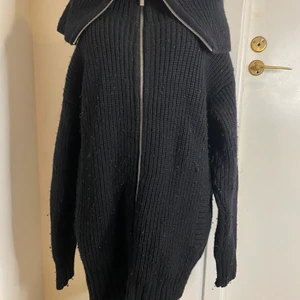 Michael Kors kofta  - Säljar denna varma och fantastiska kofta från Micael Kors. Suverän att ha under en jacka eller kappa när det blir kallt på riktigt 😨 Nypris 2295,-