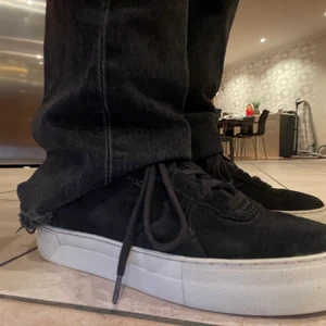 Axel arigato skor  - Köpta för ca 1,5 år sen på NK, använda men ändå i fint skick. Dom är lite slitna på hälarna men inget man tänker på. Storlek 38 men passar 37 också. Nypris 1700 kr 