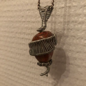 Poppy röd jaspis - hänge - Äkta poppy röd jaspis hänge, handgjort av mig. Frågor eller fler bilder? Skicka ett meddelande🥰 extra kedja: 15kr