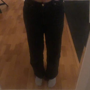 Svarta jeans  - Säljer mina svarta jeans från monki, i fint skick, är jätte sköna att ha på sig