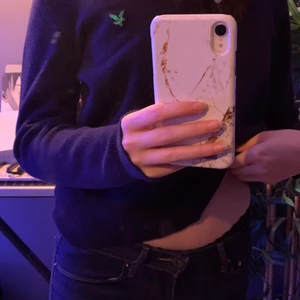 Stickad lyle & scott tröja  - Passar inte mig längre. Har använt den några gånger men jag kan tänka mig att ha använt den typ 3 gånger. Köpte den i Lyle och scott butiken för 430 kr och den är ganska ny så har priset på 250 kr.