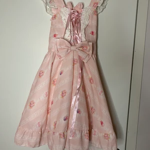 Söt klänning med trycl - Köpt från spreepicky. Skulle passa bra till Hime-Gyaru eller andra söta harajuku stilar. Knappt använd. Korsett snörning framtill. Print bestående av bakverk. Passar nog xs-s eller liten M. Kan mötas upp i Sthlm. Köpare står för frakt. Tar endast swish 