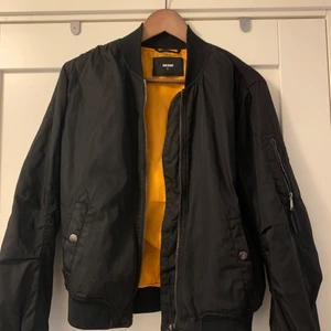 Bomberjacka - Svart bomberjacka från kokbok i storlek s, den är oversize och väldigt bekväm ❤️