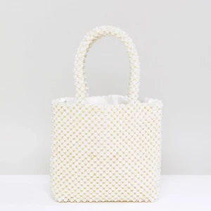 Pärlväska - Pärlväska som jag endast använt vid ett tillfälle. Foder i satin på insidan. Har bra struktur. B26cm x H20 cm x D7 cm. Slutsåld överallt för något år sedan. Alla bilder är lånade.